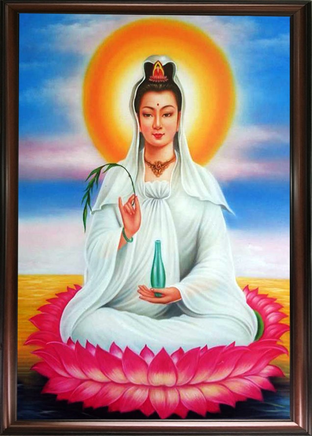 Phật bà Quan Âm treo tường - Giá treo tranh cực đẹp với hình tượng Phật bà Quan Âm sẽ mang lại không gian yên bình và thanh tịnh cho căn phòng của bạn. Hãy cùng ngắm nhìn bức tranh để cảm nhận sự tình cảm và lòng nhân ái của Phật bà.