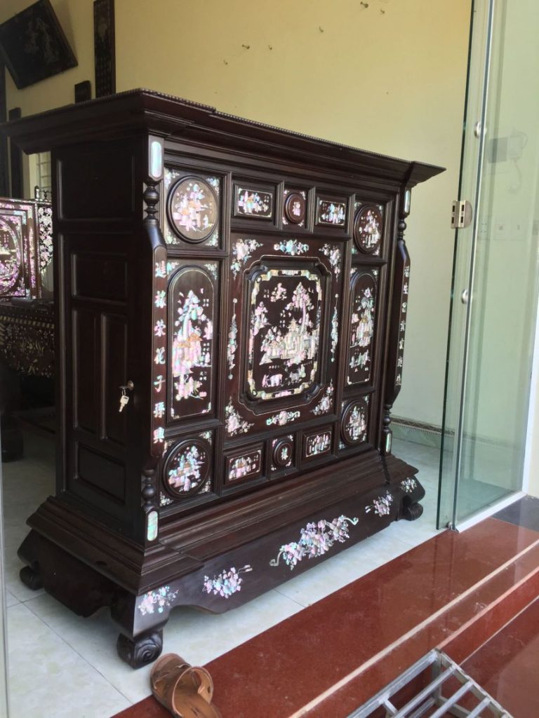 Cách sử dụng và bảo quản tủ thờ cẩn xà cừ để luôn như mới