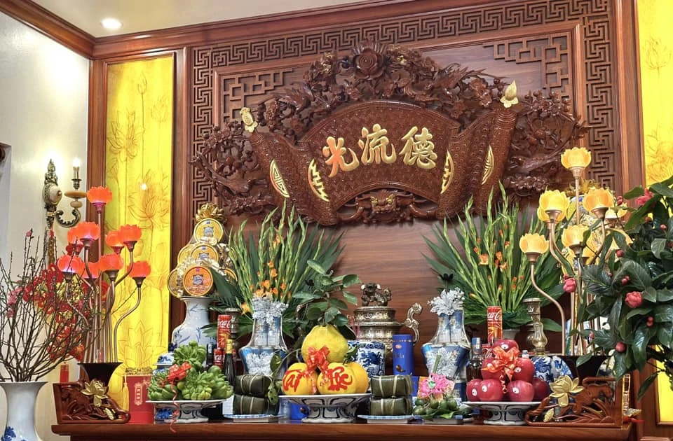 Phong tục thờ cúng của người Hoa thờ cúng thêm các thần phụ trợ